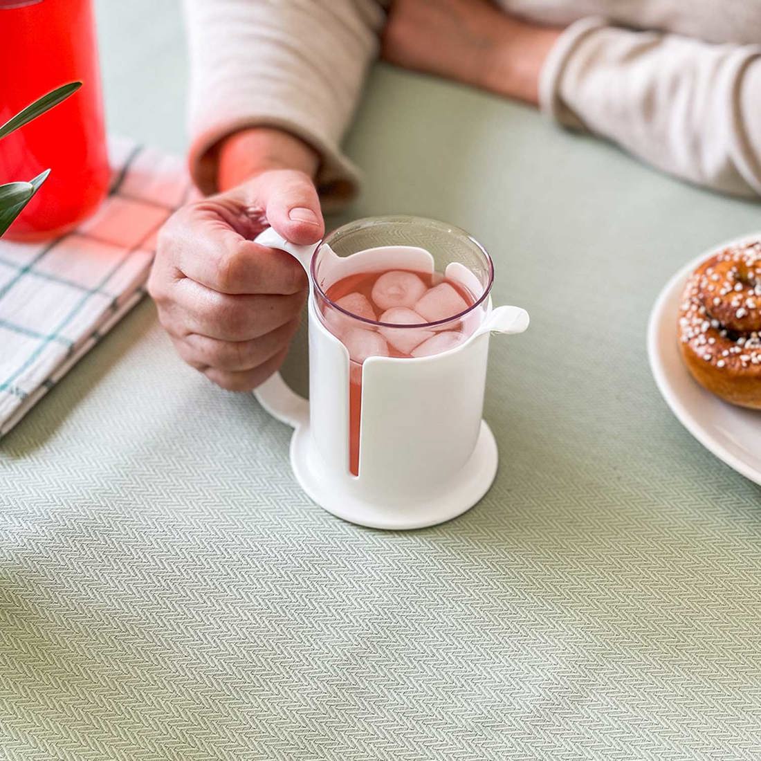 Vaso con asa y tapa con boquilla Etac Tasty